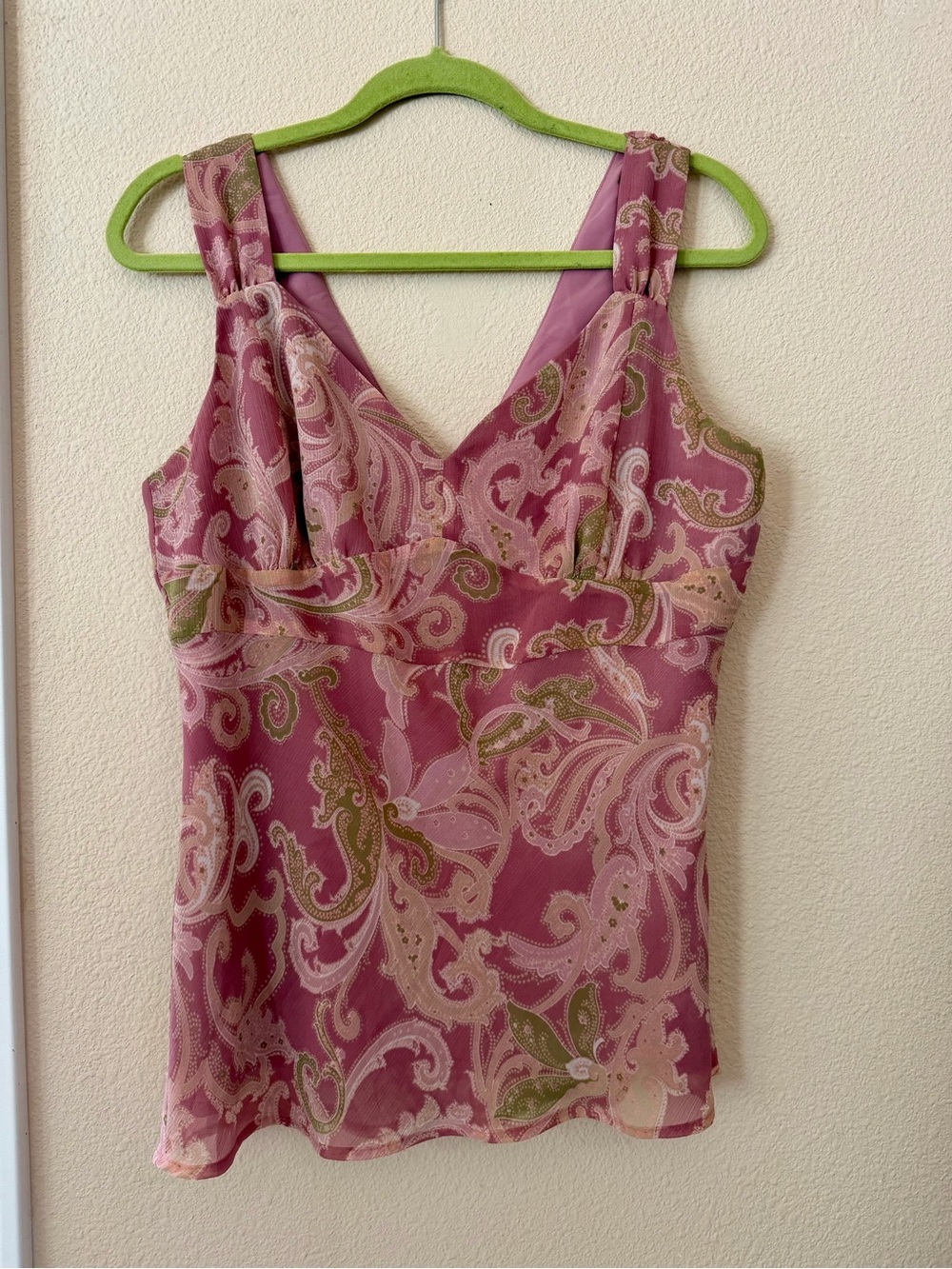 Liz&Co Women’s vintage Pink Paisley V-Neck Sleeveless Top. In Great condition.